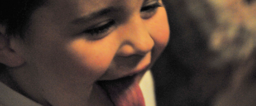 Zdjęcie dziecka z wystawionym językiem.